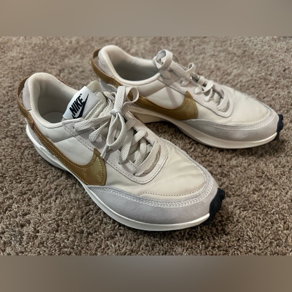 Nike Women's Nike Waffle Debut Sneakers in White and Gold Size 8.5 EUC - Picture 5 of 8